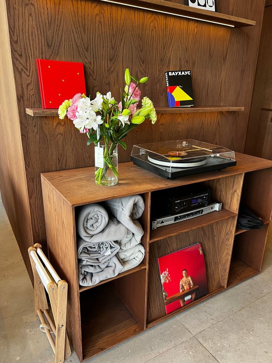 Виниловый проигрыватель в Библеотеке кофе