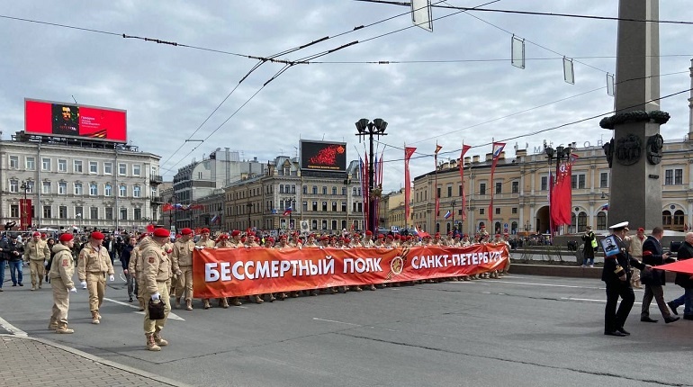    «Бессмертный полк» в последний раз проходил в очном формате в 2022 году. Фото: Мойка78