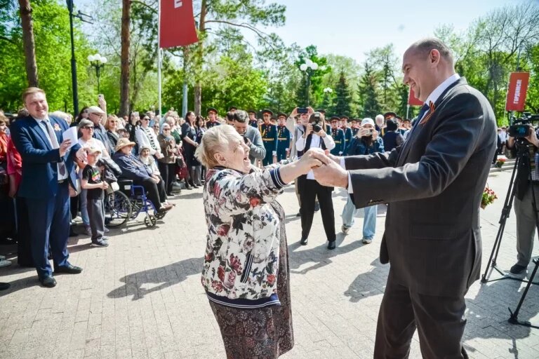    Видео дня: Врио губернатора Евгения Солнцева закружила в вальсе активная оренбурженка Белов Михаил Александрович