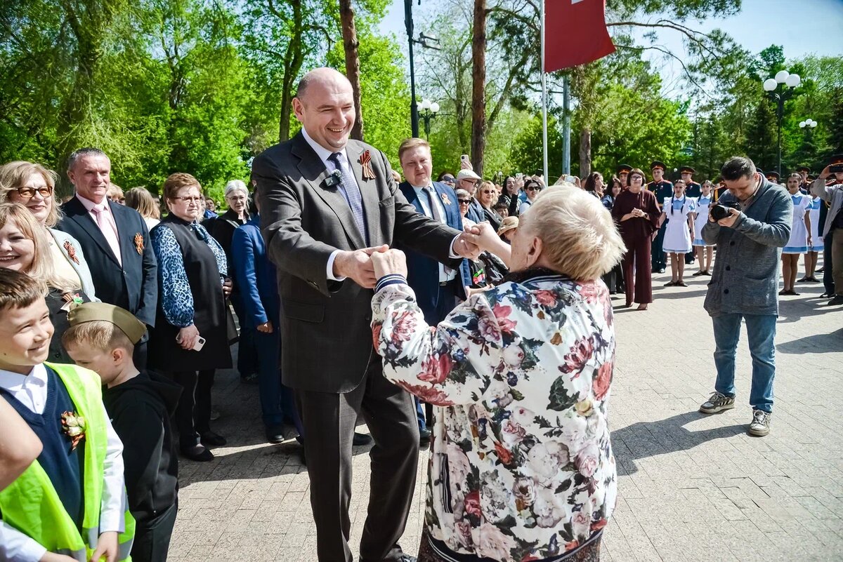    Видео дня: Врио губернатора Евгения Солнцева закружила в вальсе активная оренбурженка Белов Михаил Александрович