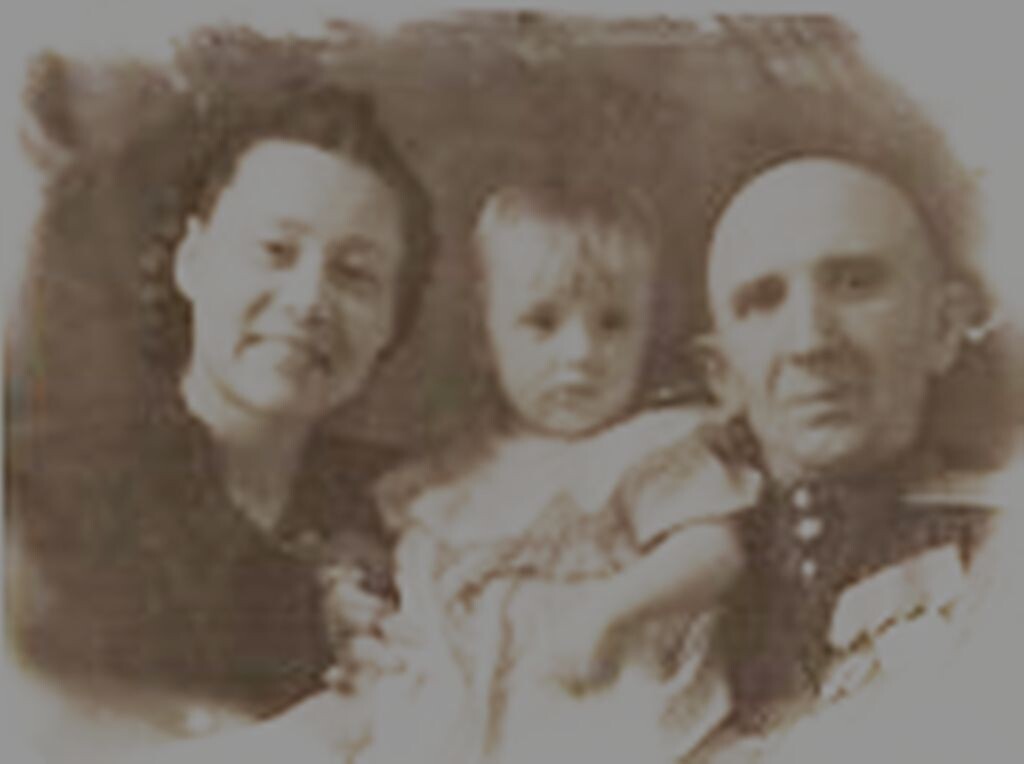 Это - единственная фотография, где дедушка с орденами.  Лето 1945 года. И то толком не раглядишь. / Фото из личного архива.