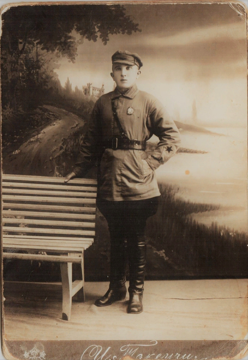 А.И. Галошин с первым орденом Красного Знамени. 1923 год. Из личного архива.