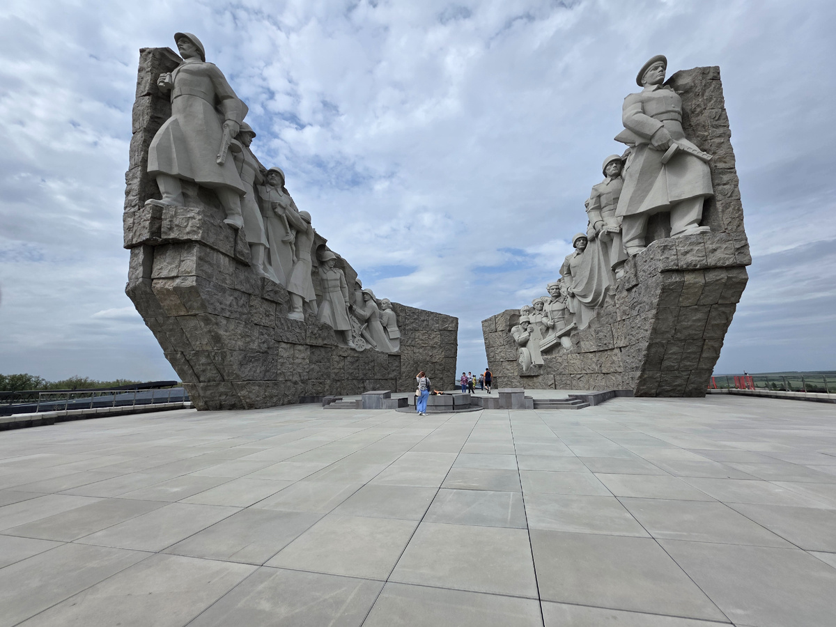 Самый крупный мемориал-памятник на территории Ростовской области был торжественно открыт в мае 1980 г. Его авторами стали бакинский скульптор Эльджан Сейфула оглы Шамилов и ростовские архитекторы Владимир Иванович и Иван Владимирович Григор. Памятник был воздвигнут на самой высокой точке возле осыпающихся от времени окопов, разрушенных пулемётных гнёзд, блиндажей на окраине села Самбек. Он символизирует дружбу народов, отстоявших Родину в суровые годы войны, увековечивает память о героических сражениях, проходивших по линии Миус-фронта. Композиция, возвышающаяся на холме, представляет собой две каменные полукруглые стены с барельефами бойцов, отлитые из бетона. В центре композиции – Вечный огонь. Площадь земельного участка – 30000  м2, площадь мемориала – 1652 м2.