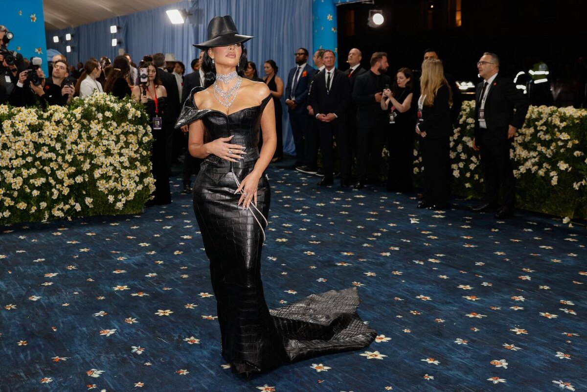    Ким Кардашьян едва не упала из-за своего шлейфа LEGION-MEDIA