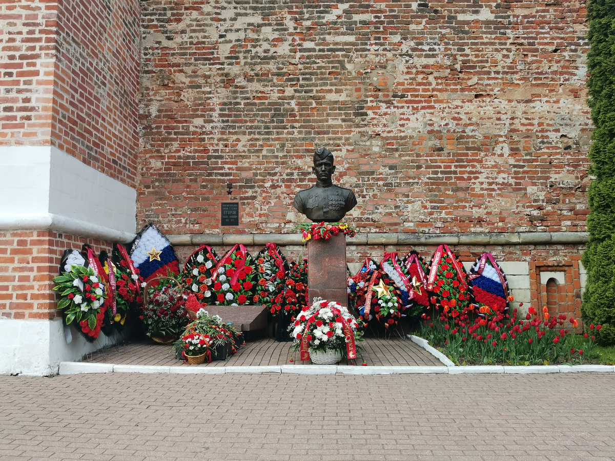 могила М.Егорова у крепостной стены в сквере Героев.