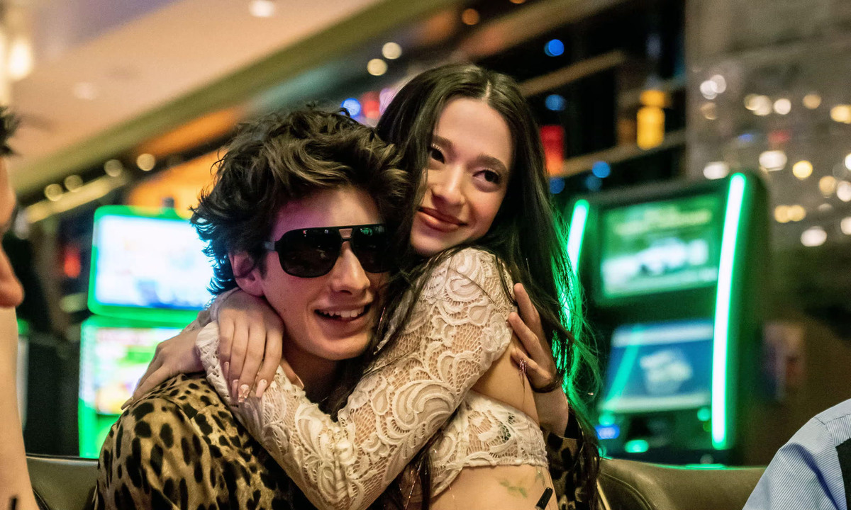 Кадр из фильма "Анора" 