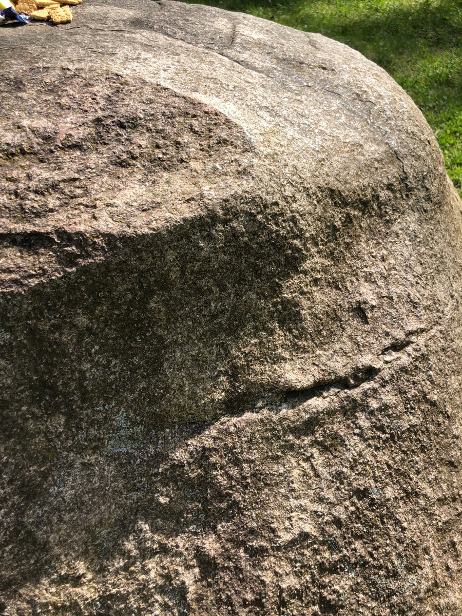 На этой фотографии видны трещины и сколы.