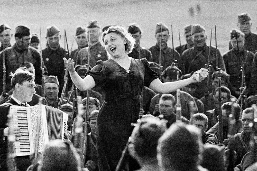 Солистка оперы А. Иванова выступает на Южном фронте, 1942 год