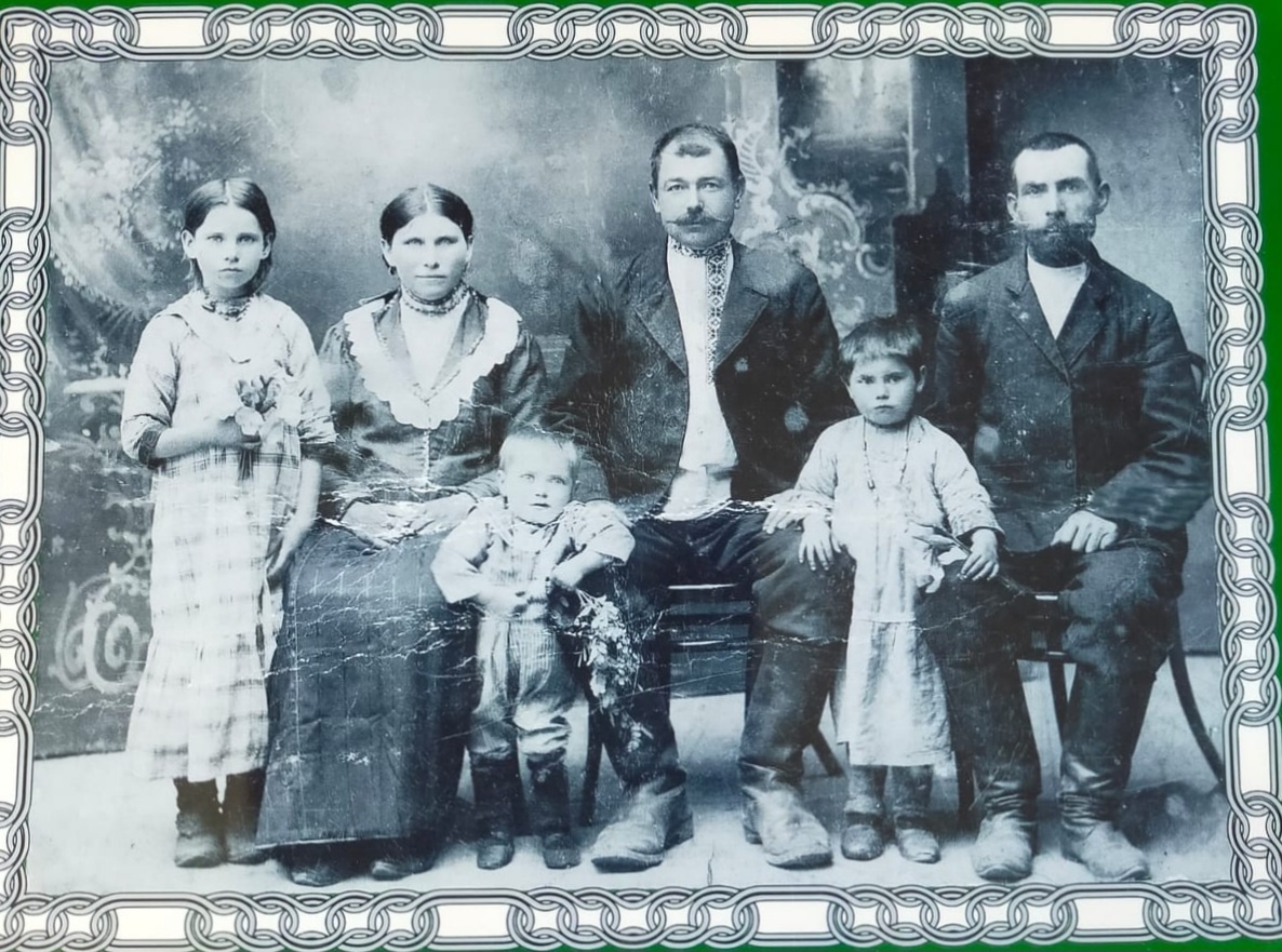 Семья Кубанских казаков Юрченко (слева направо): дочь Анна, жена Анастасия, сын Коля, глава семейства - Юрченко Степан Ювменович, дочь Тая, брат Степана (имя неизвестно).