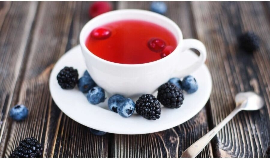 Черный чай и ягоды.