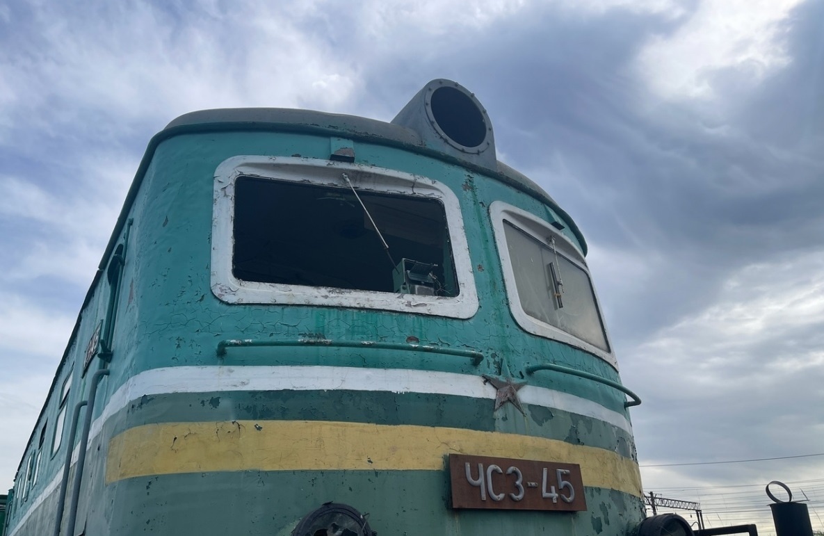    Вандалы разбили стекла, фары и буферные фонари вагонов