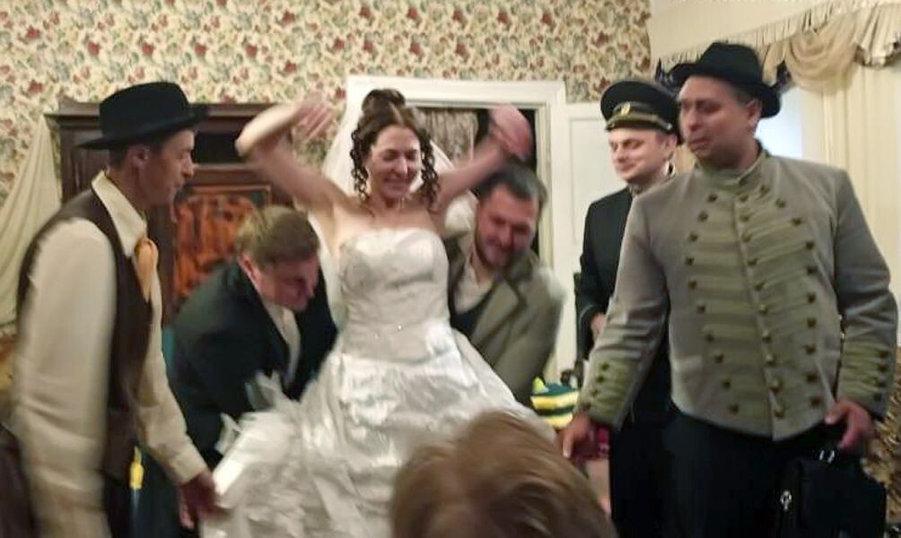 Агафья Тихоновна в окружении женихов в спектакле «Женитьба»  📷
