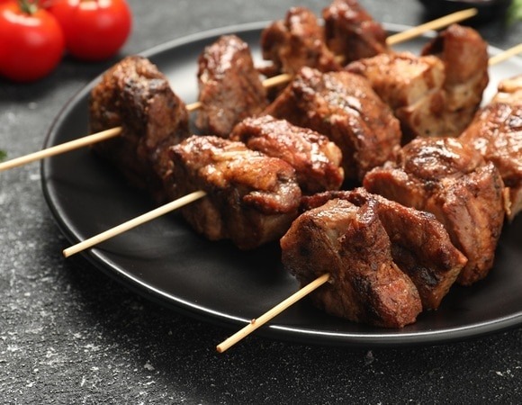 Шашлык может быть полезным — как это сделать, объяснил диетолог Гинзбург