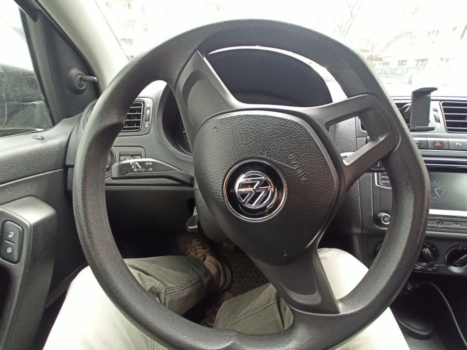 Цельнолитой руль без возможности установки в него кнопок