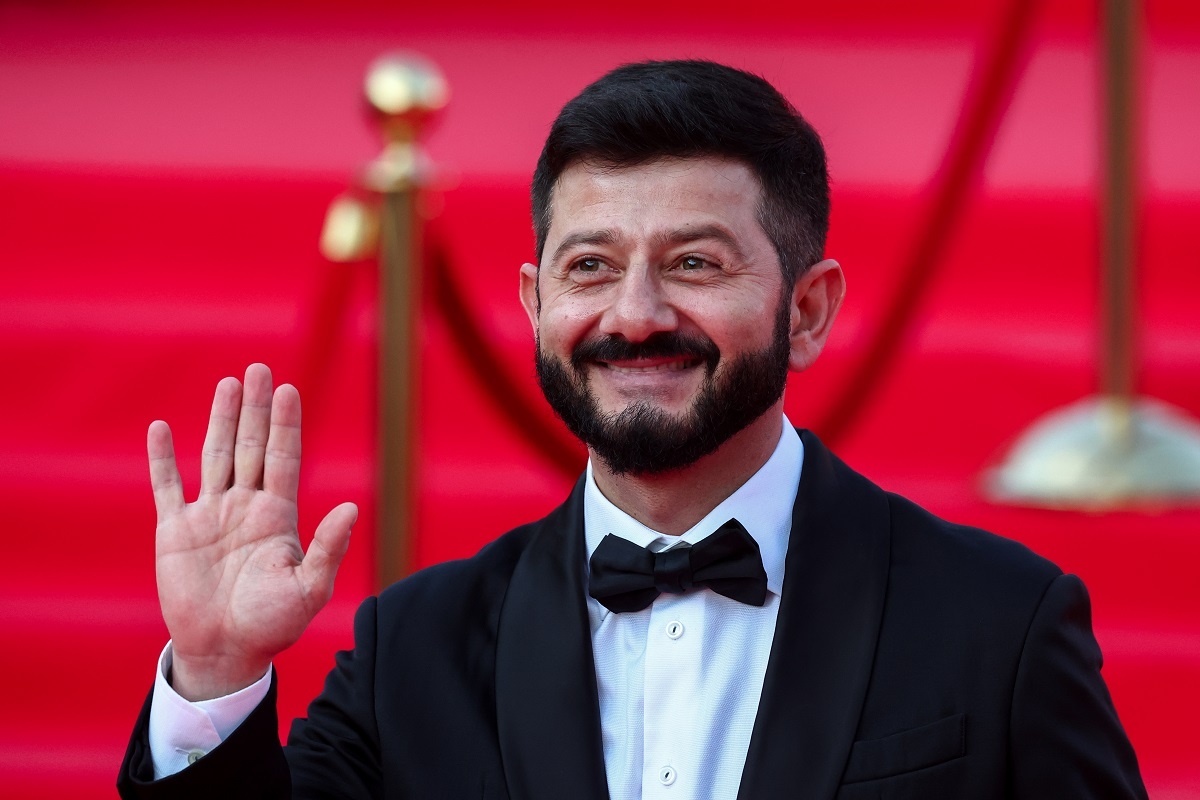    С некоторых пор Михаил Галустян начал качаться, сбросил вес, сменил причёску и стал модно одеваться