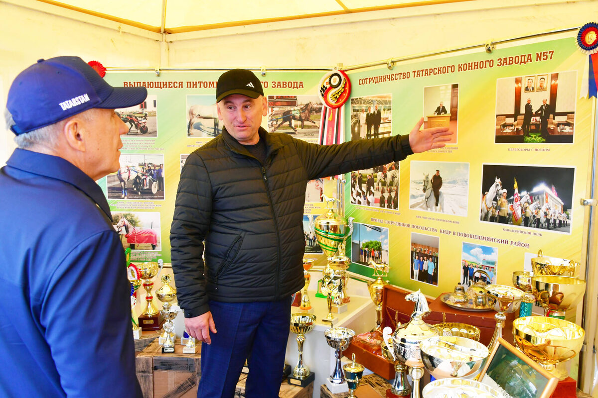 Рустам Минниханов сегодня побывал на Татарском конном заводе №57 в Новошешминском районеФото: rais.tatarstan.ru