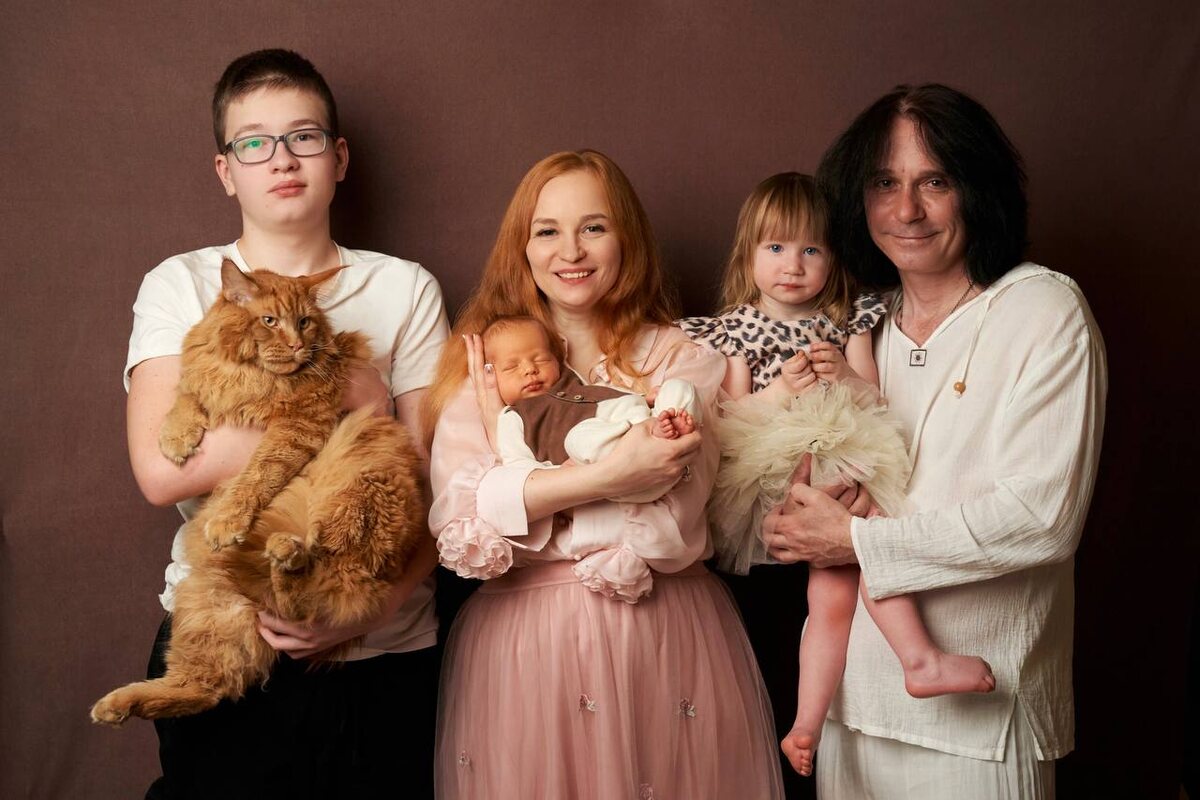 Я сама из многодетной семьи, мы жили в однушке 27 кв.м. впятером, так что я прекрасно понимаю нуждающихся в улучшении жилищных условий. Семьям это действительно нужно! Такая помощь от государства необходима!