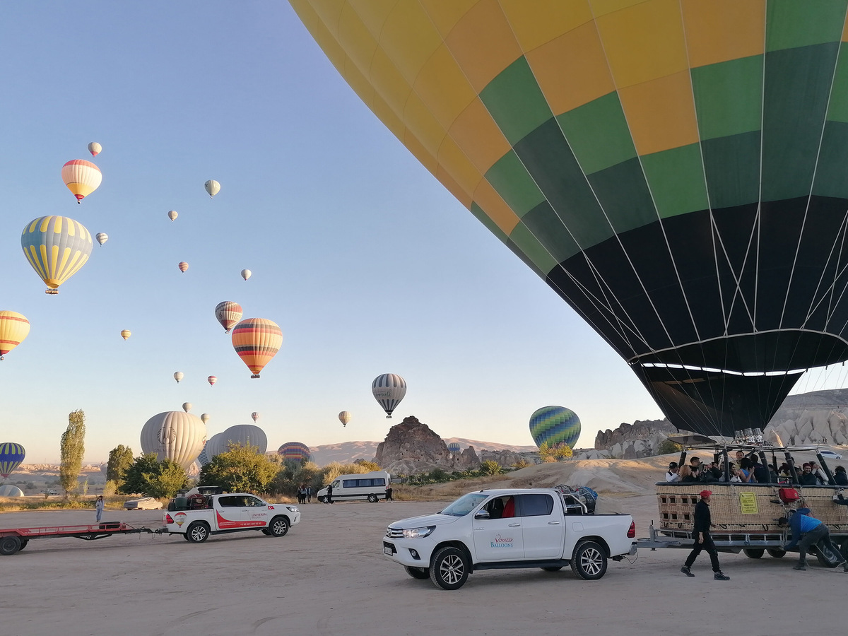Во время старта вокруг суета: ещё в темноте привозят корзины, раскладывают и надувают шары, а после приземления всё складывают обратно, не оставляя никаких следов от своего пребывания