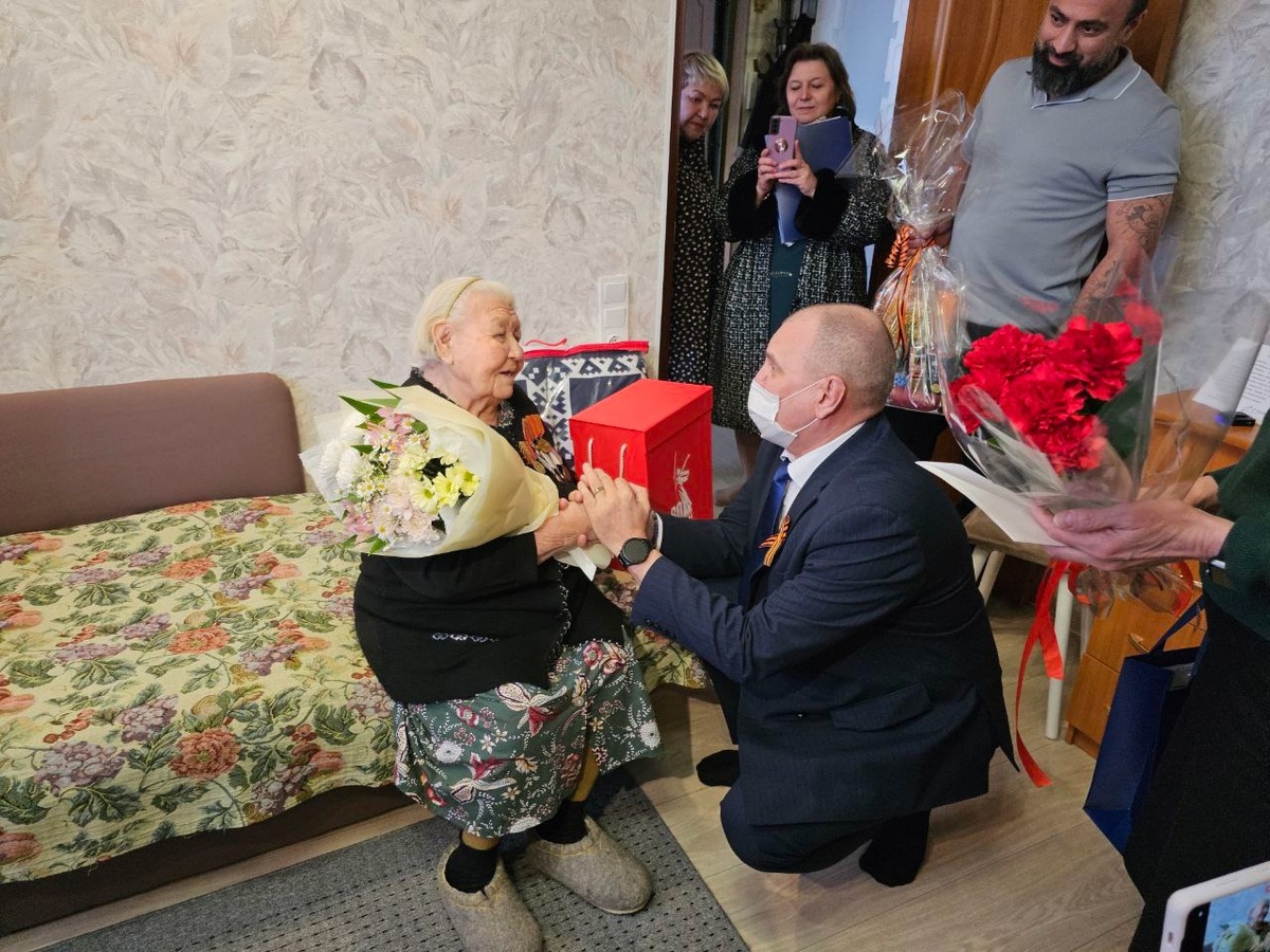    Глава Нефтеюганска поздравил с наступающим Днём Победы ветеранов Великой Отечественной войны