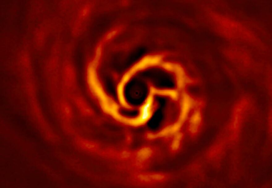 Спиральные структуры в диске AB Возничего, обнаруженные ALMA
📷 Источник: ALMA (ESO/NAOJ/NRAO)/Tang et al.
