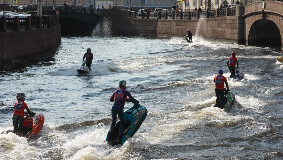    Аквабайкеры на одном из каналов Петербурга. Автор фото: Сергей Коньков/ДП