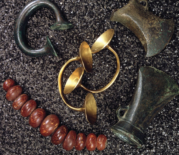 Изделия из бронзы и золота работы ирландских мастеров (сырьё привозное, мастера местные) и бусы из янтаря - импортные