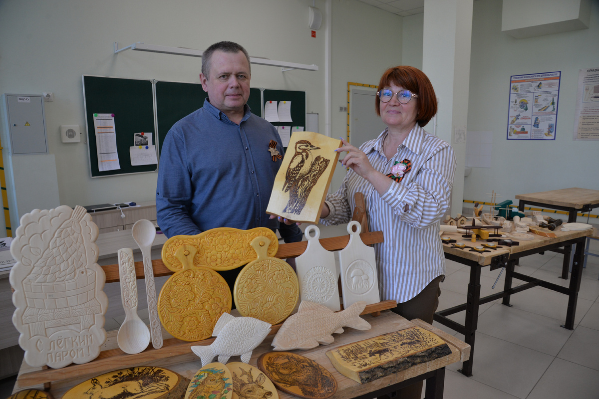 Ю.В. Леван и директор  школы №96" М. Г. Рябикова.