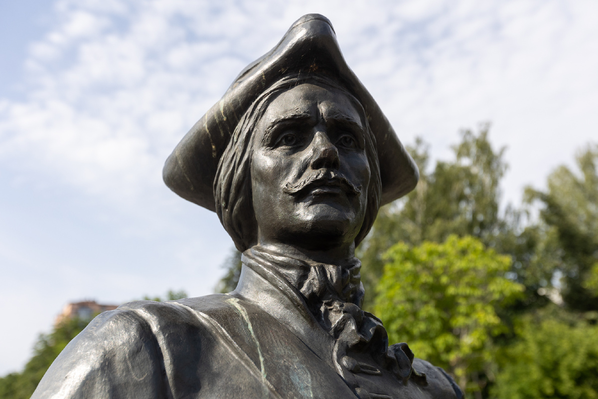 Скульптура Якова Брюса на Петровском бульваре