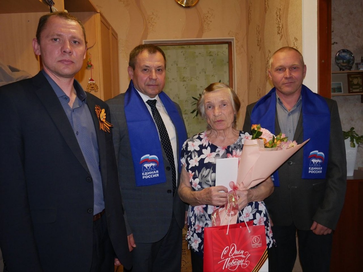    Детей войны с наступающим юбилеем Победы поздравил глава Октябрьского района Сергей Заплатин