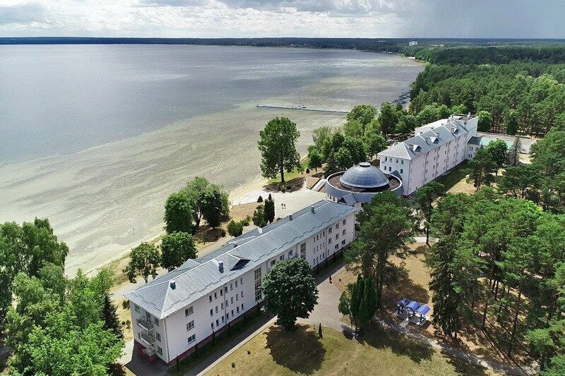 Нарочь — крупнейшее озеро Беларуси и одновременно главная курортно-оздоровительная зона страны. Фото: «Санаторий Нарочь» / Яндекс Путешествия