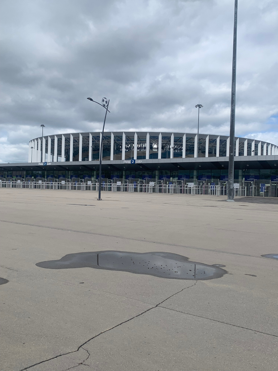 Стадион и тучи