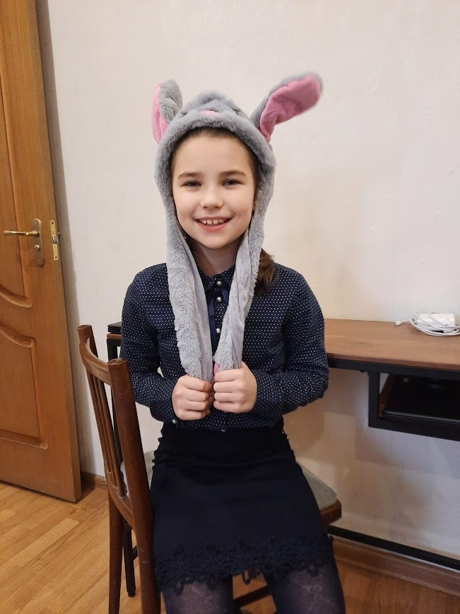 Милый зайчик, который чаще всего научился улыбаться без зубов