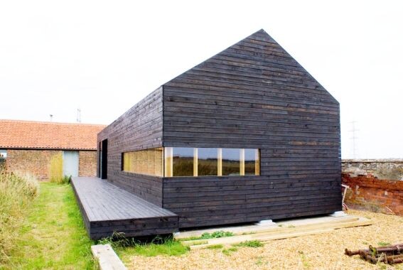 Сарай со стенами из шпал в Новой Англии, США