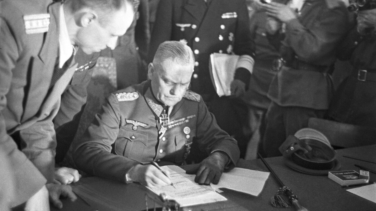 Вильгельм Кейтель подписывает акт о безоговорочной капитуляции. Изображение не нарушает правил платформы (Взято из открытых интернет-источников: crimea.ria.ru)