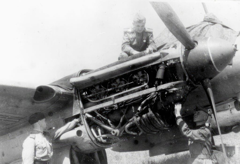 Предполетный осмотр двигателя М-105 на самолете Пе-2 © ОДК