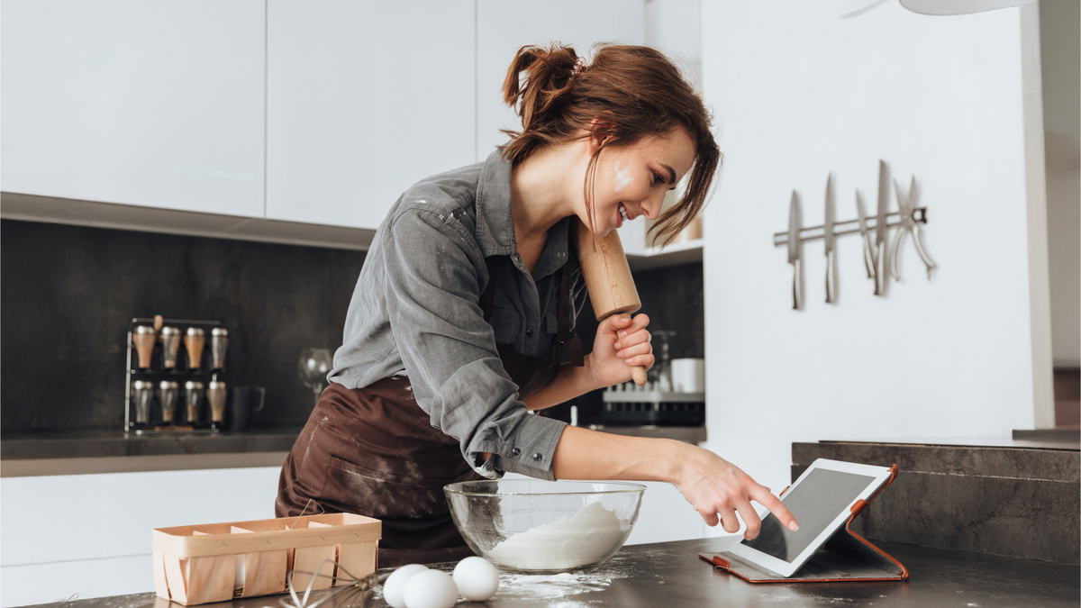 Приготовление римской пиццы дома: замешивание теста, свежие ингредиенты, антистресс-хобби
