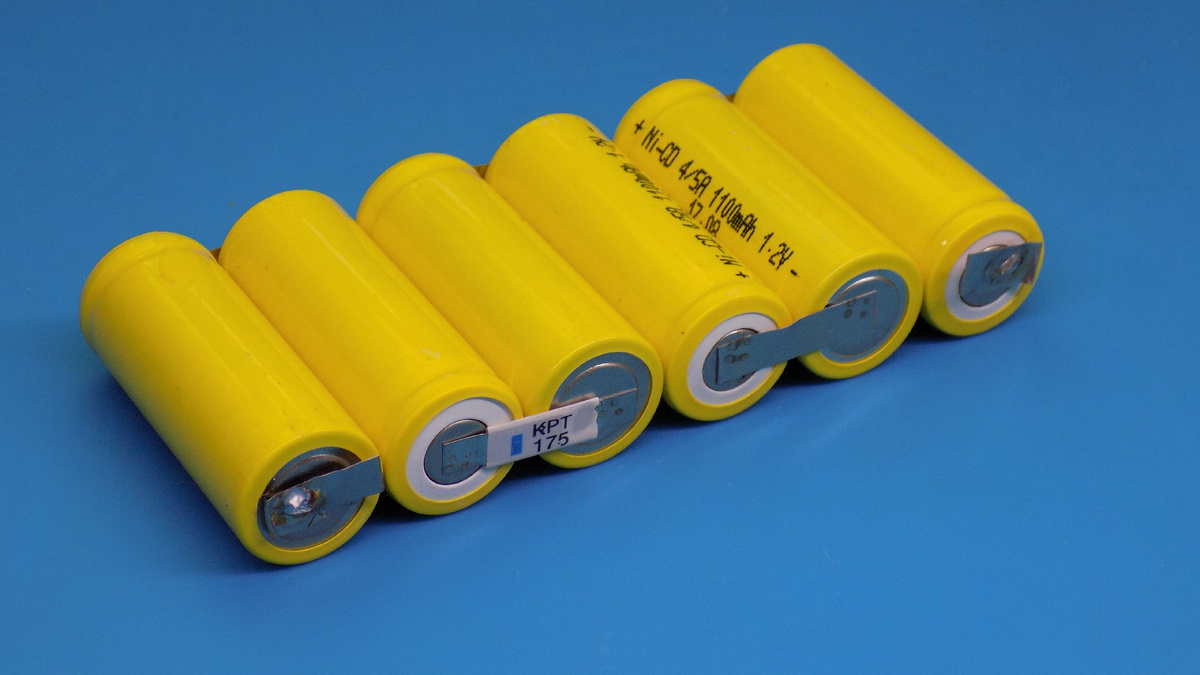 Предохранитель приварен прямо на аккумуляторы