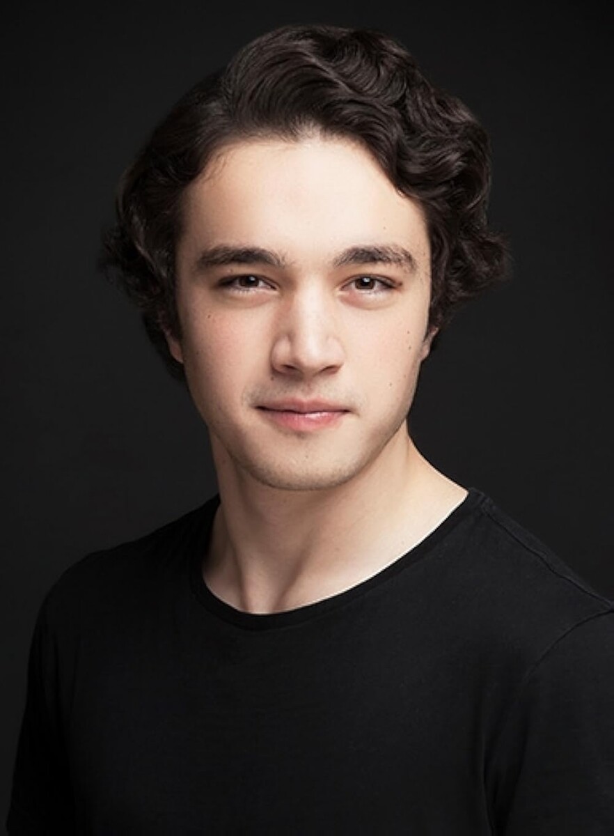 Исполнитель главной роли в сериале - Бурак Дакак