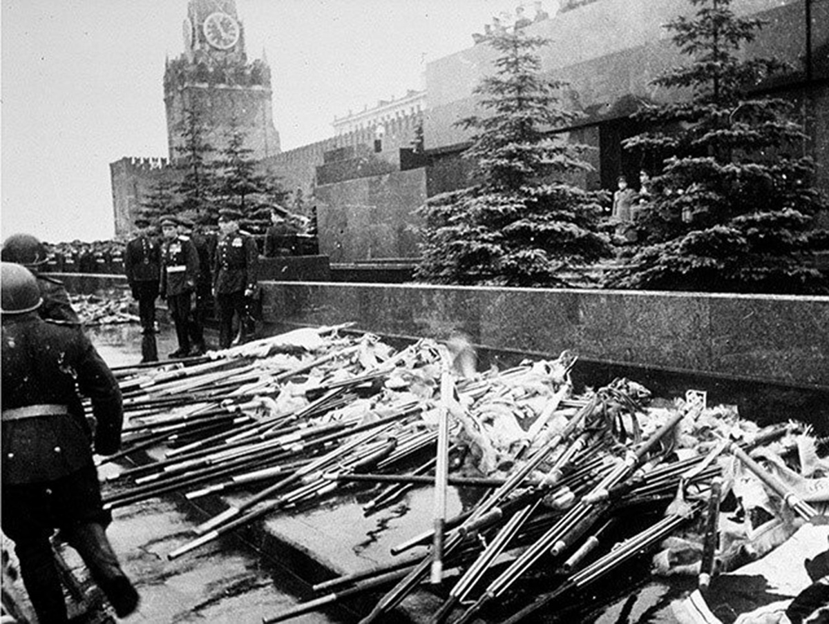 Поверженные фашистские знамёна у подножия Мавзолея. Фото из открытого доступа.