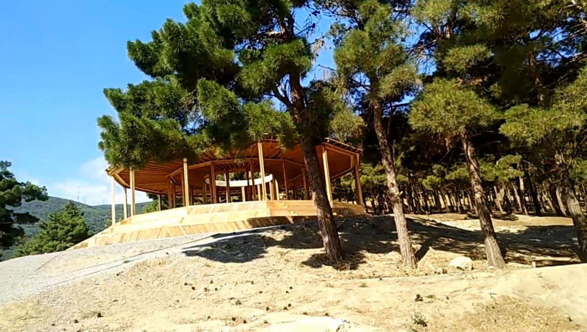 Здесь можно посидеть отдохнуть с друзьями или с семьей со своим самоваром..