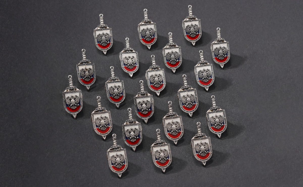 Коллекционный значок из серебра с цветной эмалью. Атр.001