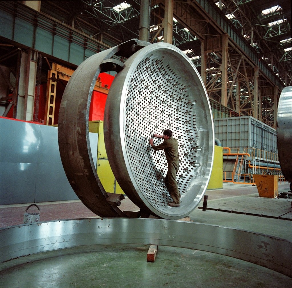 Сотрудник отдела технического контроля Волгодонского объединения атомного энергетического машиностроения «Атоммаш» проверяет днище парогенератора, 1989 год.