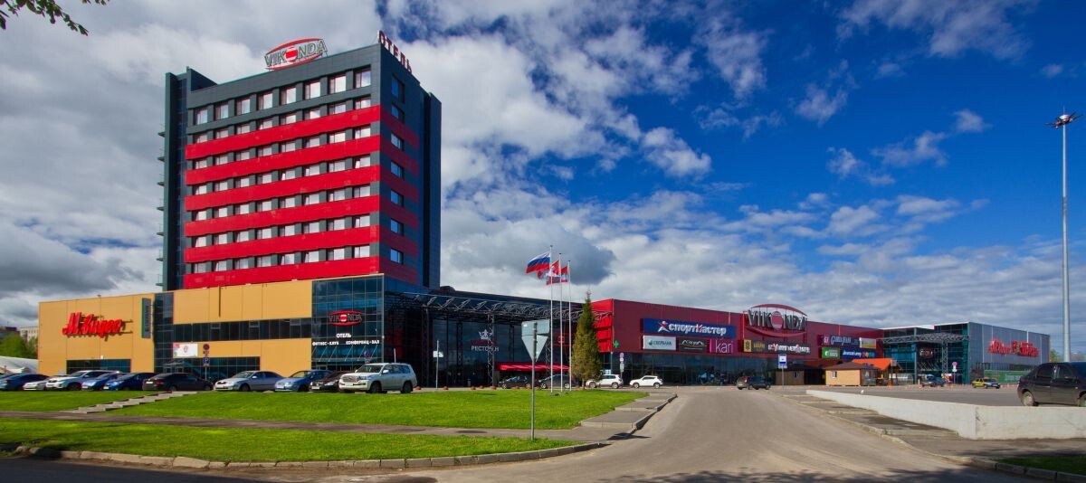 Отель снаружи. Ресторан "Роща" дальше