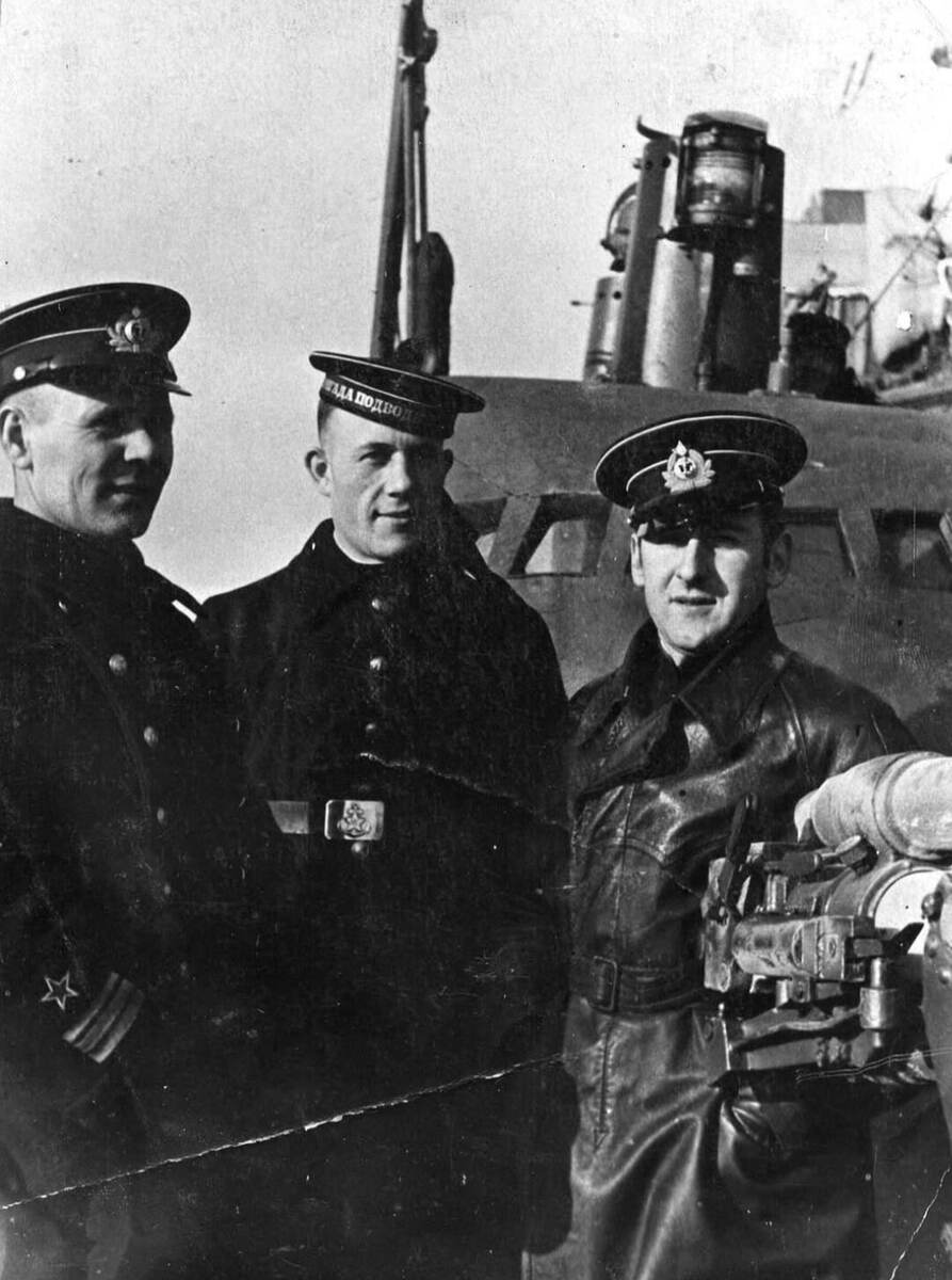 Игорь Скрябин (крайний справа) с сослуживцами у ПЛ Щ-317