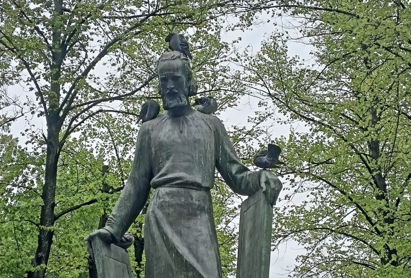 Голуби на памятнике Андрею Рублеву перед Спасо-Андрониковым монастырем, 2025 год.