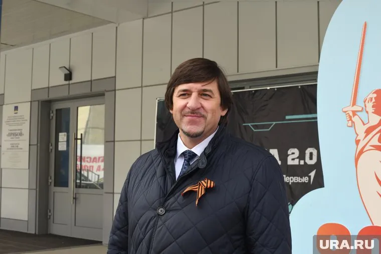 Максим Афанасьев спешил на парад, решая дела на ходу
Фото: Никита Сабашников © URA.RU