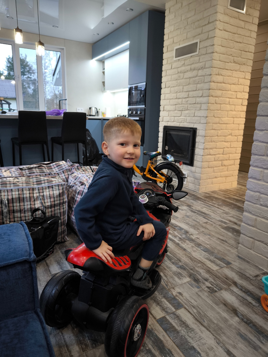 Кирилл на мотоцикле, кухня-гостиная.