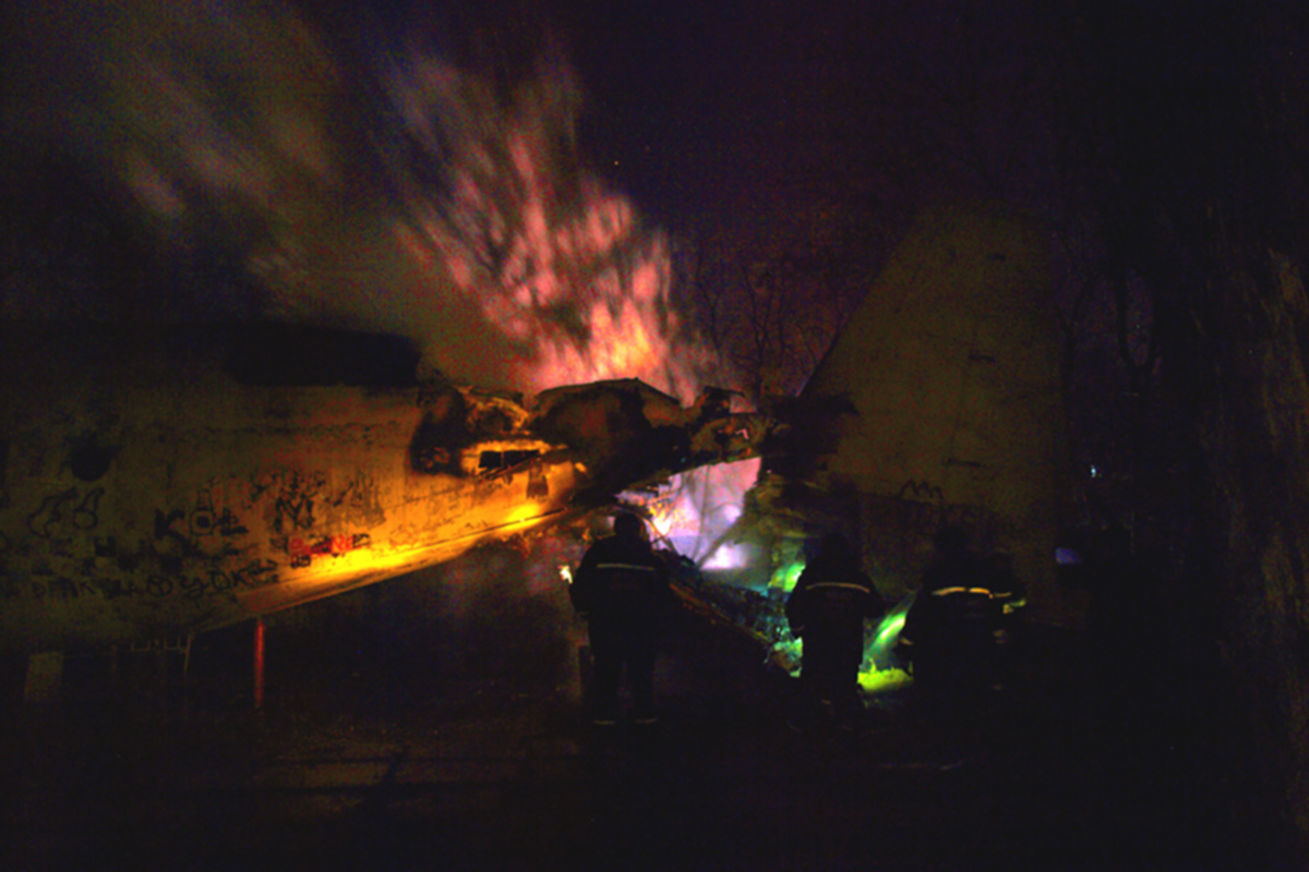 Ан-12 Луганск, сквер имени «Молодой Гвардии», 21 ноября 2011 года