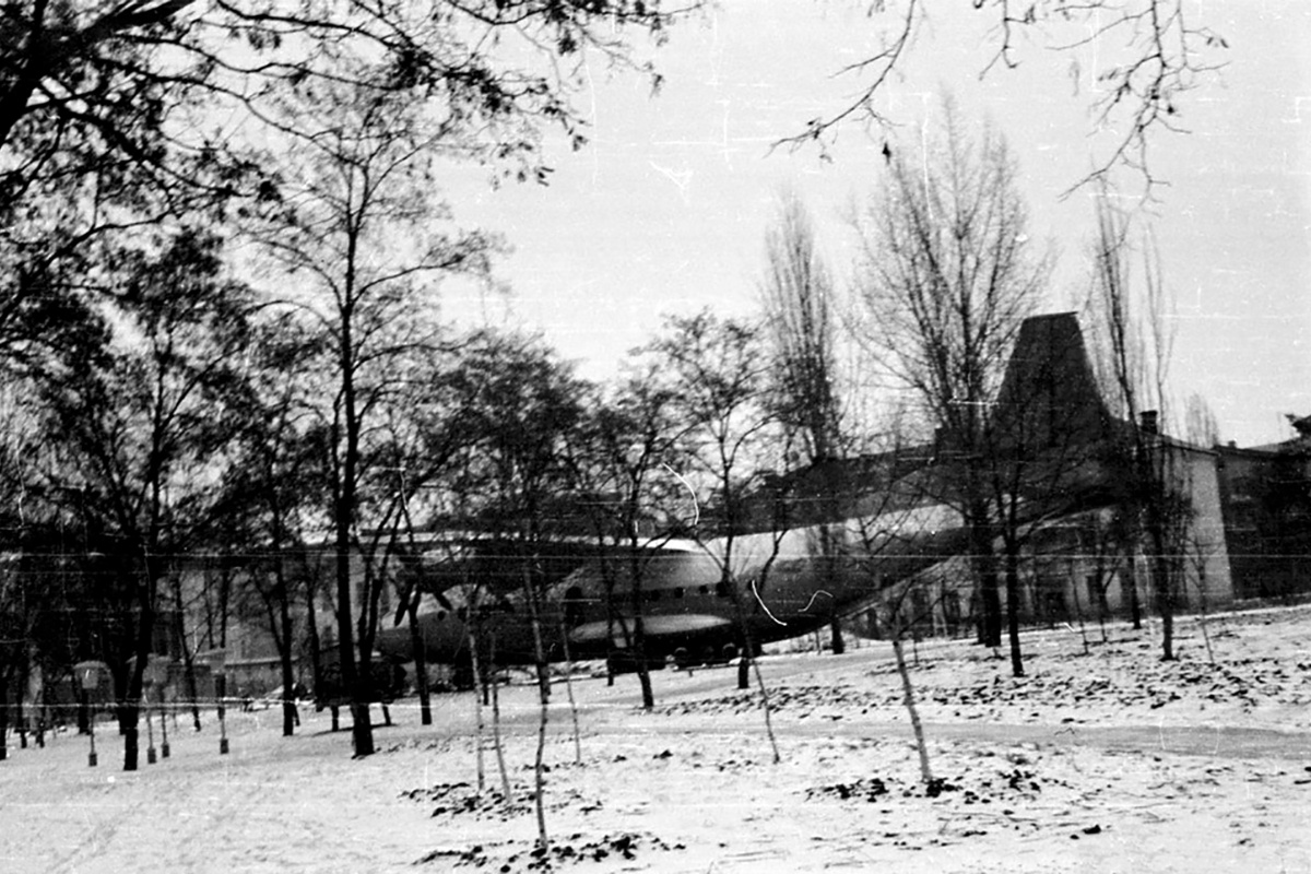 Ан-12 Ворошиловград, сквер имени 30-летия ВЛКСМ, декабрь 1978 года. Фотография © Архив Натальи Немковой