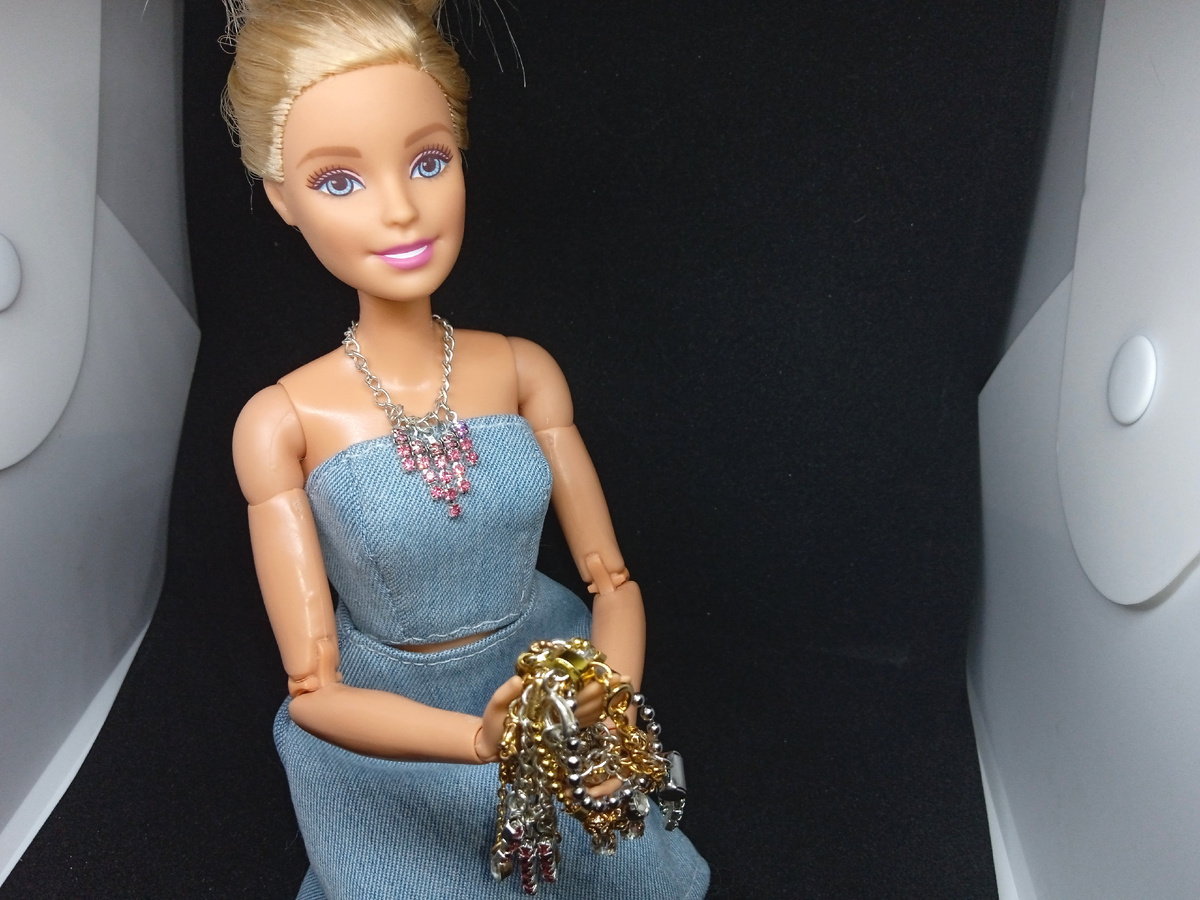 Dolls.myhobby: трудяжка Барби Милли в фотобоксе с бижютерией.